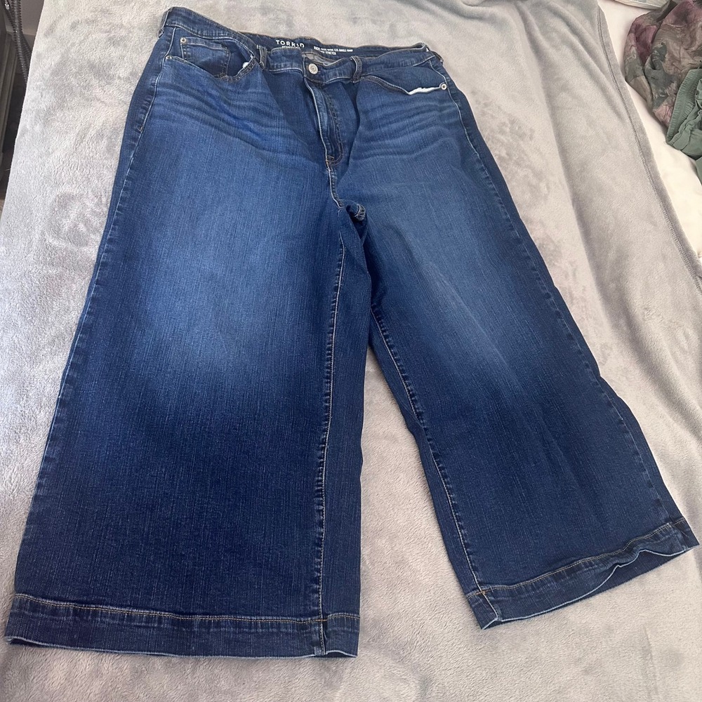 Torrid High Rise Wide Leg Crop Jeans Women's Size 22 Dark Wash Stretch Plus Size - Picture 2 of 10